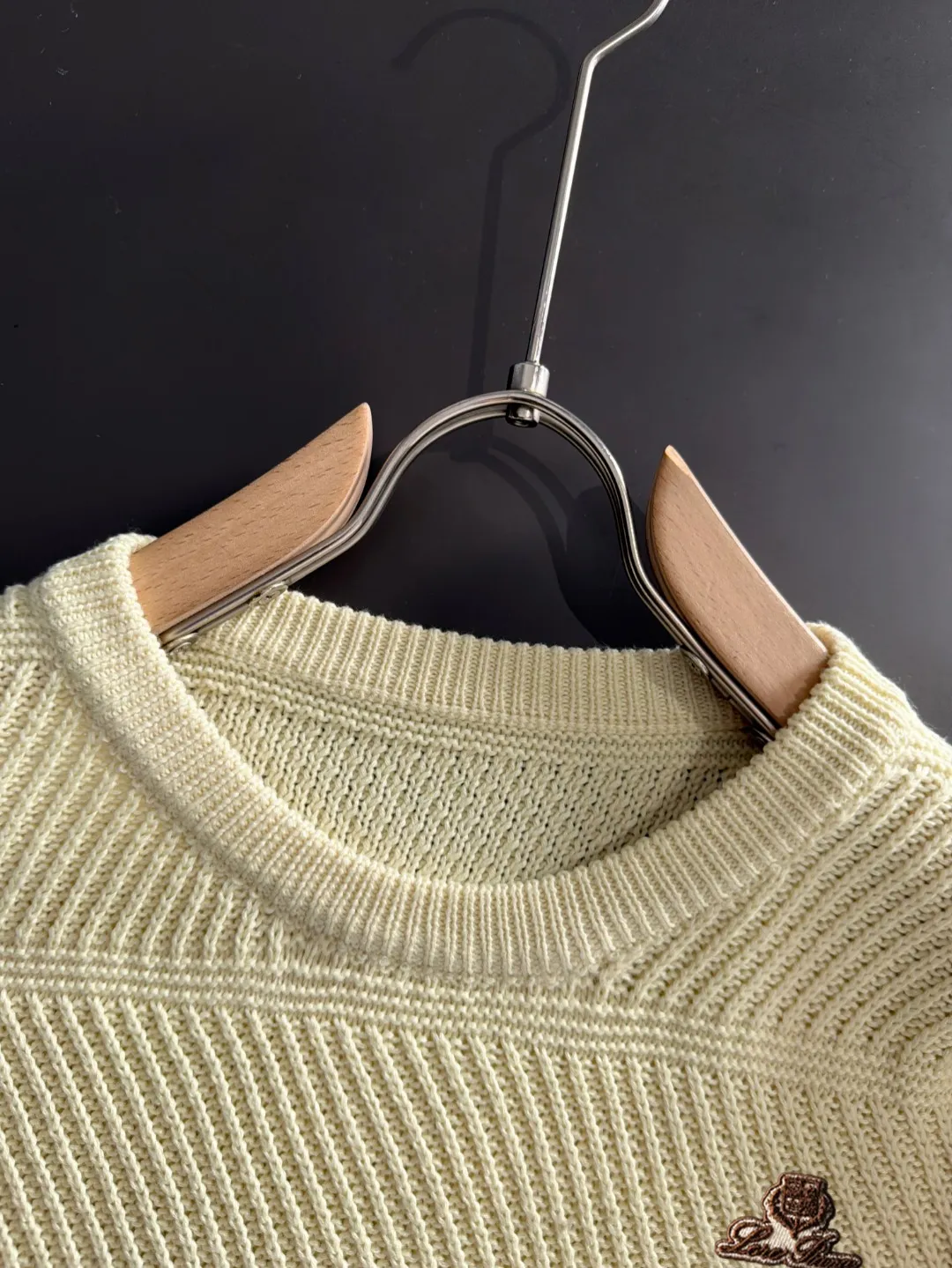 Next day shipping LP high quality 2026 autumn and winter latest sweaters from the official website, on sale at the counter simultaneously Hot Sale! Specially made of wool blended fabric. It feels comfortable and can be directly in contact with the skin. The logo badge is exquisitely embroidered, which is extremely eye-catching! The details highlight the fashionable charm of big brands. Exquisite workmanship. Three-dimensional cutting style. The wearing effect is invincible and handsome! All three standards are complete! Sizes:M-3XL